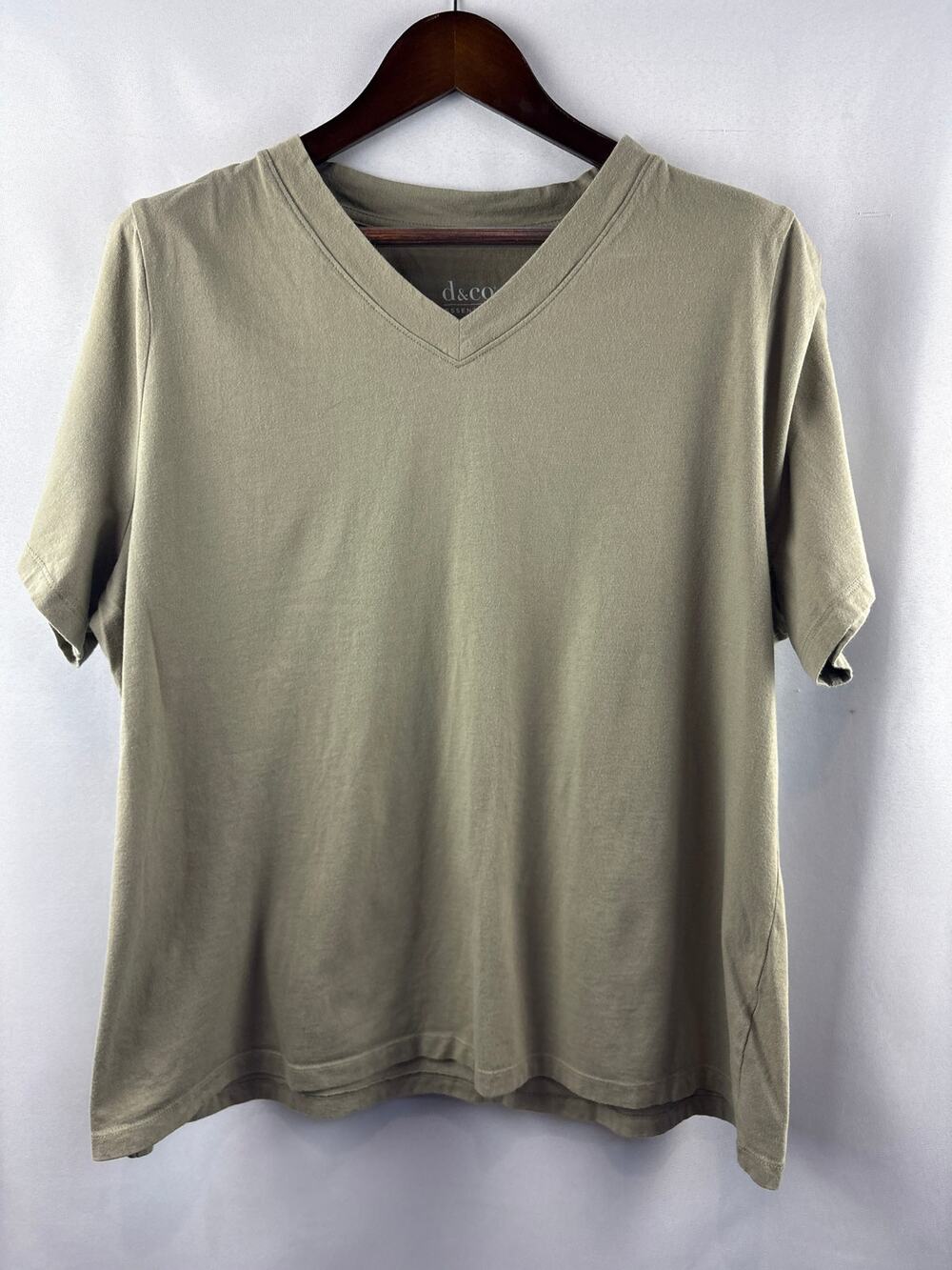 Women’s D&Co. Size XL Taupe V-Neck T-Shirt